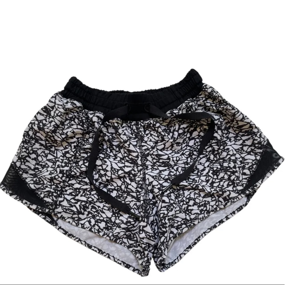 Lululemon Hotty Hot Women’s Running Shorts 4” Size 4 Black/White